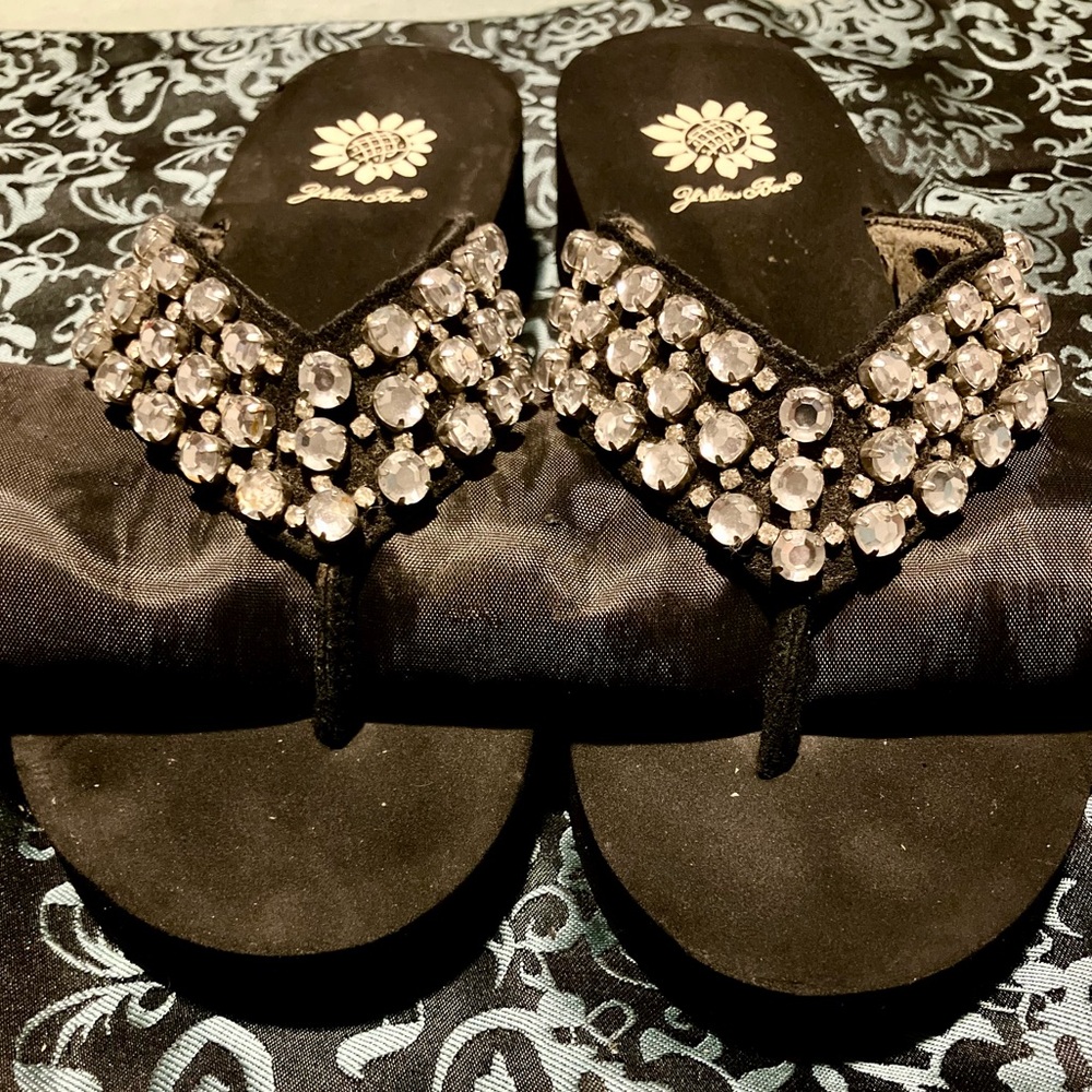 Yellow Box Black flip flops with Rhinestones. Size 7.